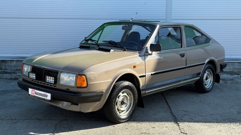 Někdo prodává socialistickou Škodu Rapid. A opět za částku, které se snad ani nechce věřit